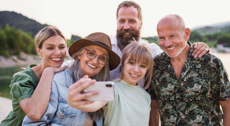 Familie Urlaub Generationen Foto iStock Halfpoint