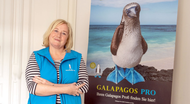 Zwermann Beate mit Tölpel-Poster Galapagos PRO.jpg