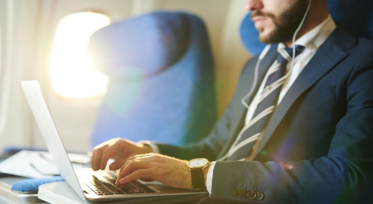 Flugzeug Internet Laptop Geschäftsreise Foto iStock Seventy Four
