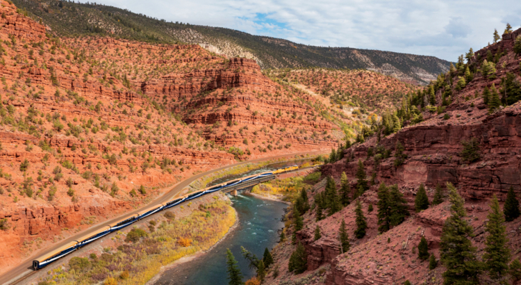 Rocky Mountaineer Zug im Red Canyon.jpg