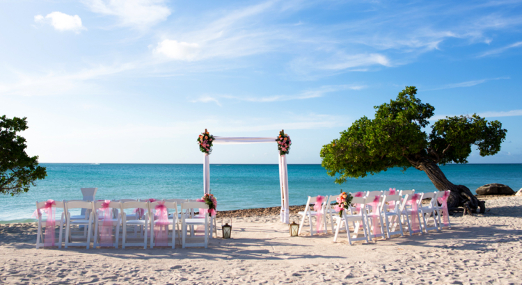 Aruba Hochzeit Setup Strand iStock Marc Croes.jpg