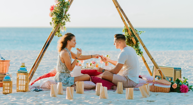 Heiraten + Flittern Couple having a Romantic Picnic on Eagle Beach Aruba