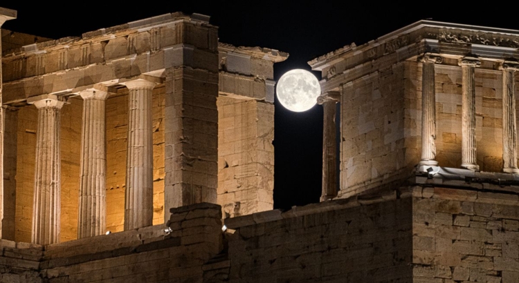 Griechenland Athen Akropolis Vollmond Foto iStock Lina Badeka