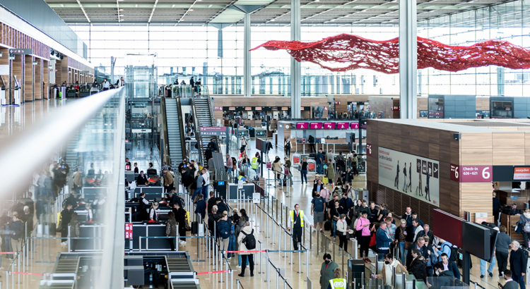 Flughafen BER Terminal 2 innen Foto Flughafen BER Zershchikova.jpg
