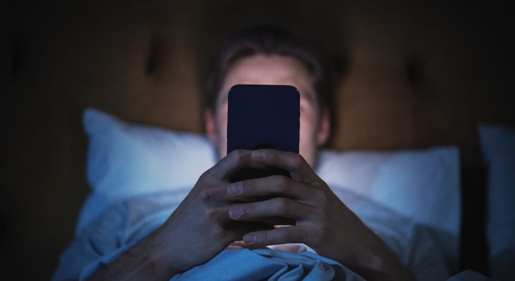 Smartphone Bett Foto iStock Gorodenkoff