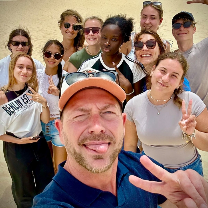 Zirpel Tobi mit Reiseb&uuml;roauszubildenden Foto Reiseland